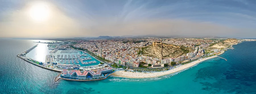 Alicante by sett fra havnen